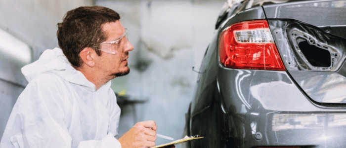 garagiste faisant une vérification sur une voiture